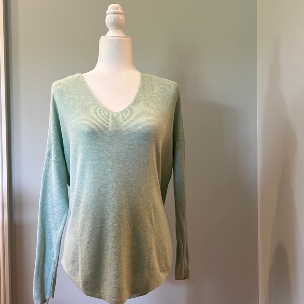 LOFT Lou & Grey lightweight sea foam green v neck sweater with rounded hem Large